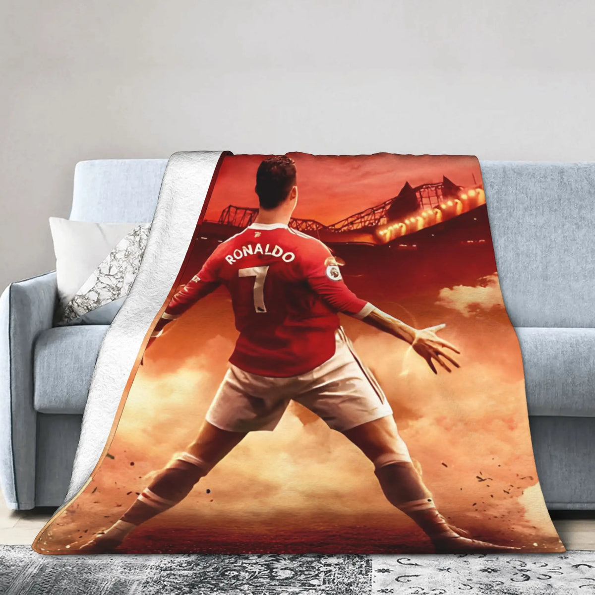Fußballfan-Druck mit Cristiano Ronaldo in rostem Trikot und weißen Hosen auf einer Decke.