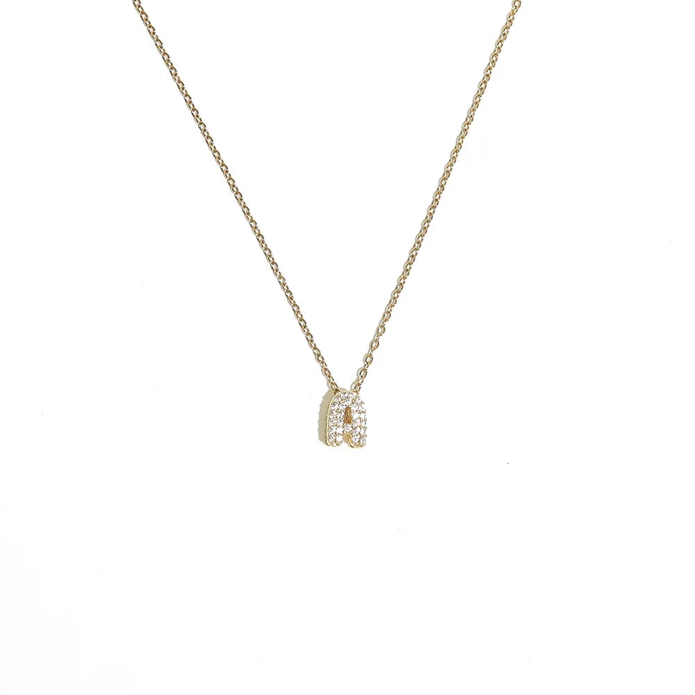 Collier pendentif lettre initiale en or avec un charm en zircon cubique