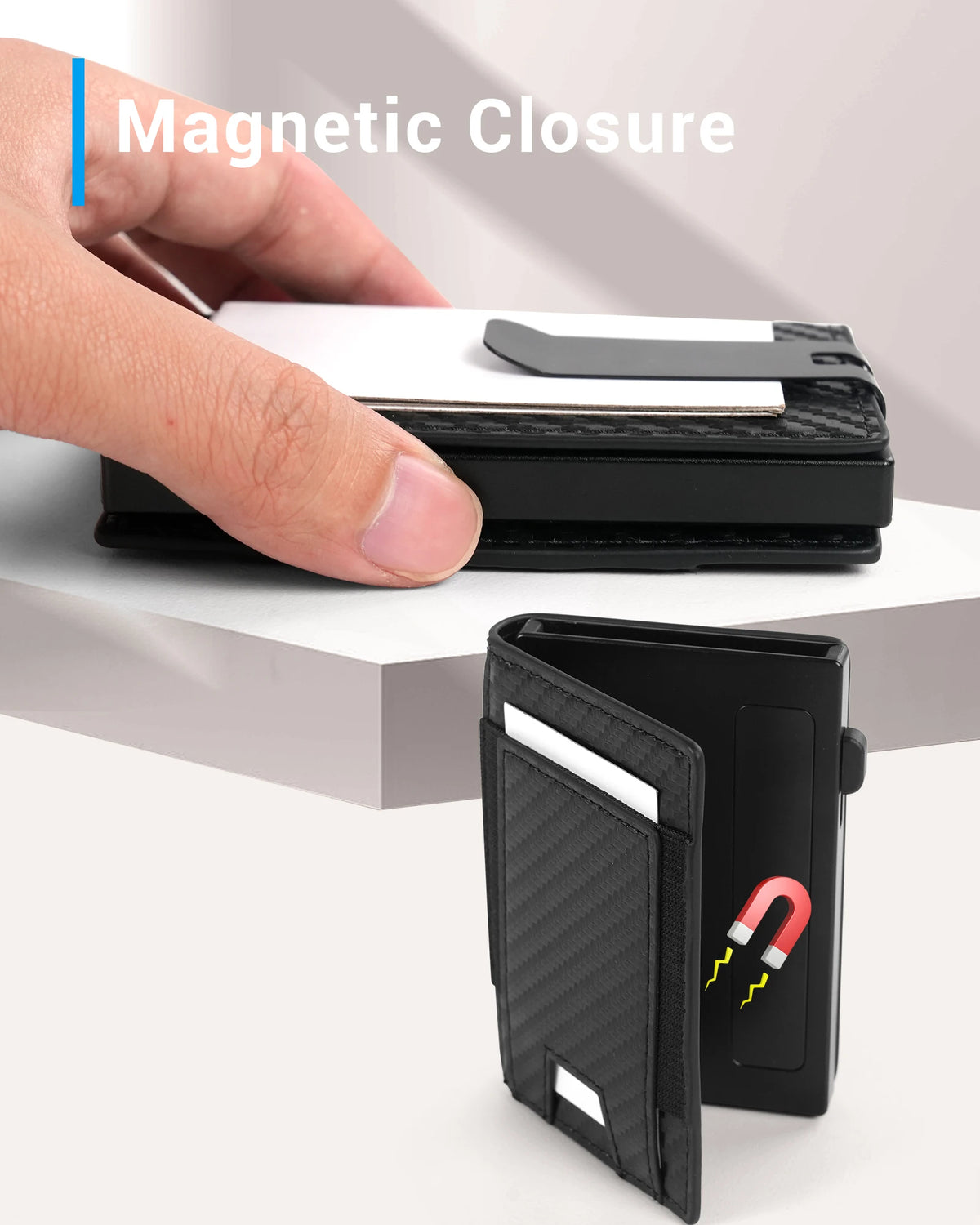 Eine Hand demonstriert die magnetische Schließfunktion einer schwarzen Kartenhülle.