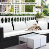 Weiße L-förmige Outdoor-Sofa mit Glas-Couchtisch und Grünpflanzen im Hintergrund