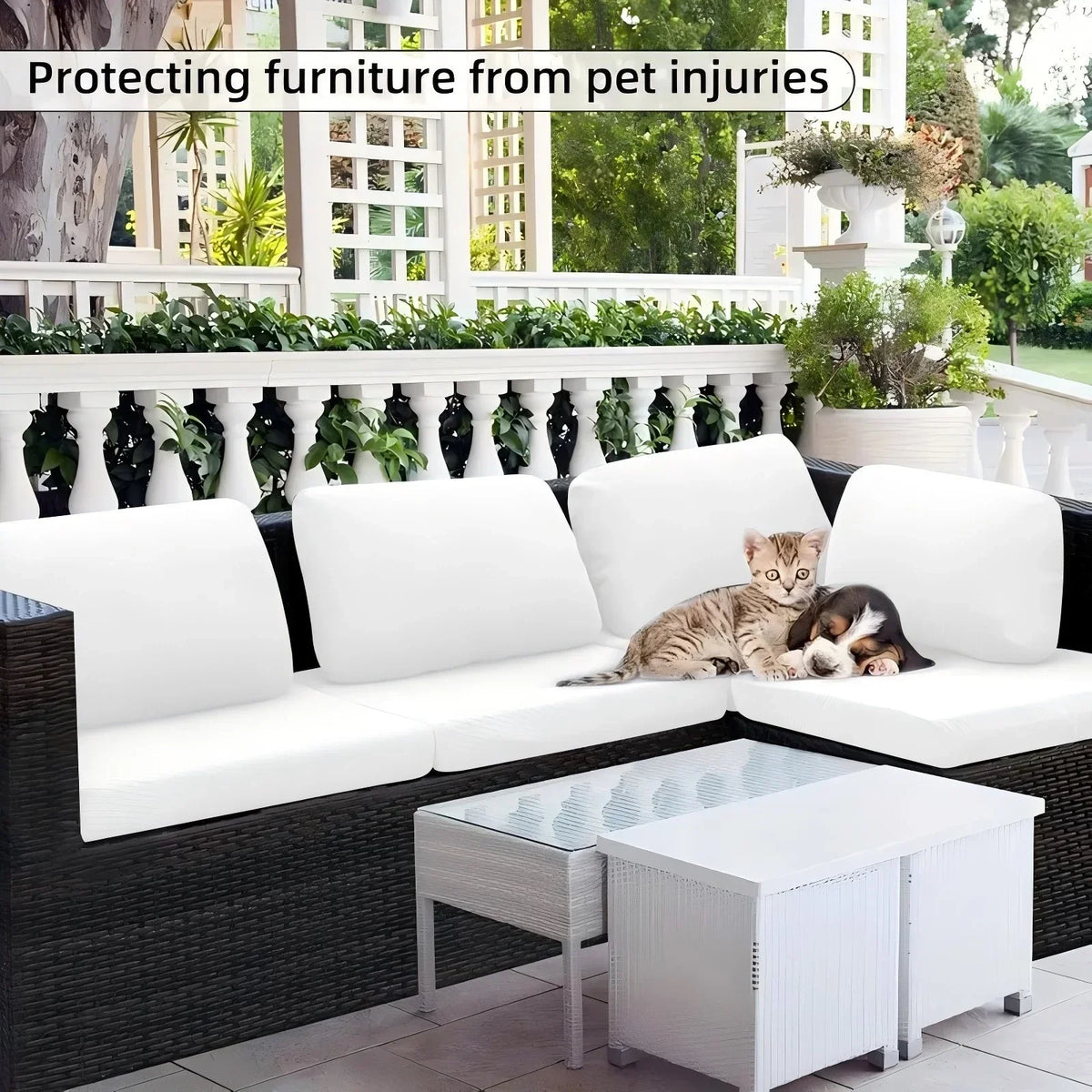 Weiße L-förmige Outdoor-Sofa mit Glas-Couchtisch und Grünpflanzen im Hintergrund