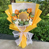 Handgemachter Häkelblumenstrauß mit gelbem Papier und durchsichtigem Band