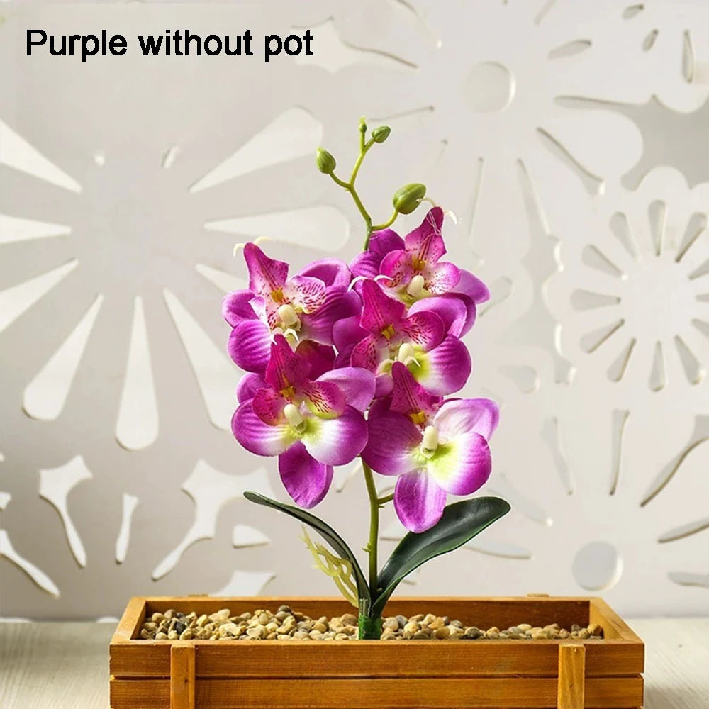 Arreglo artificial de orquídea púrpura sin maceta en una caja de madera