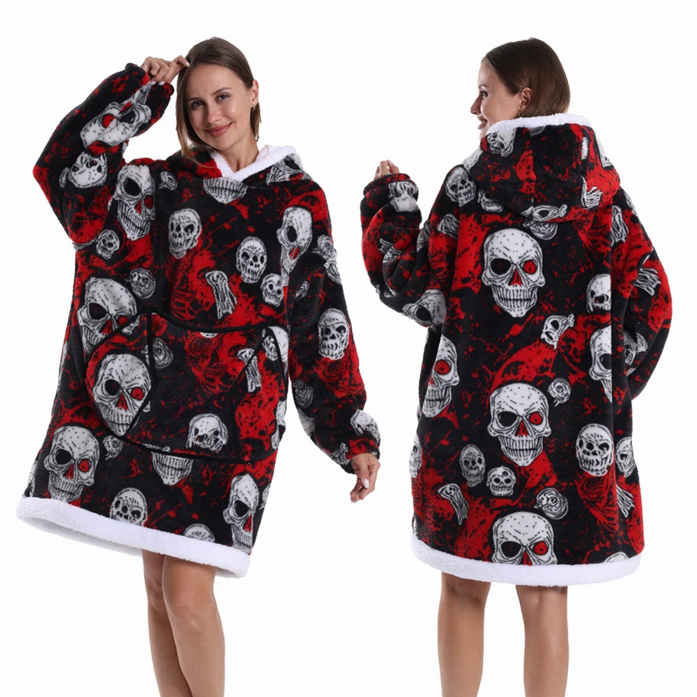 Eine Frau modelliert einen rot-schwarz gemusterten, oversized Fleece-Hoodie mit Totenkopf-Designs.