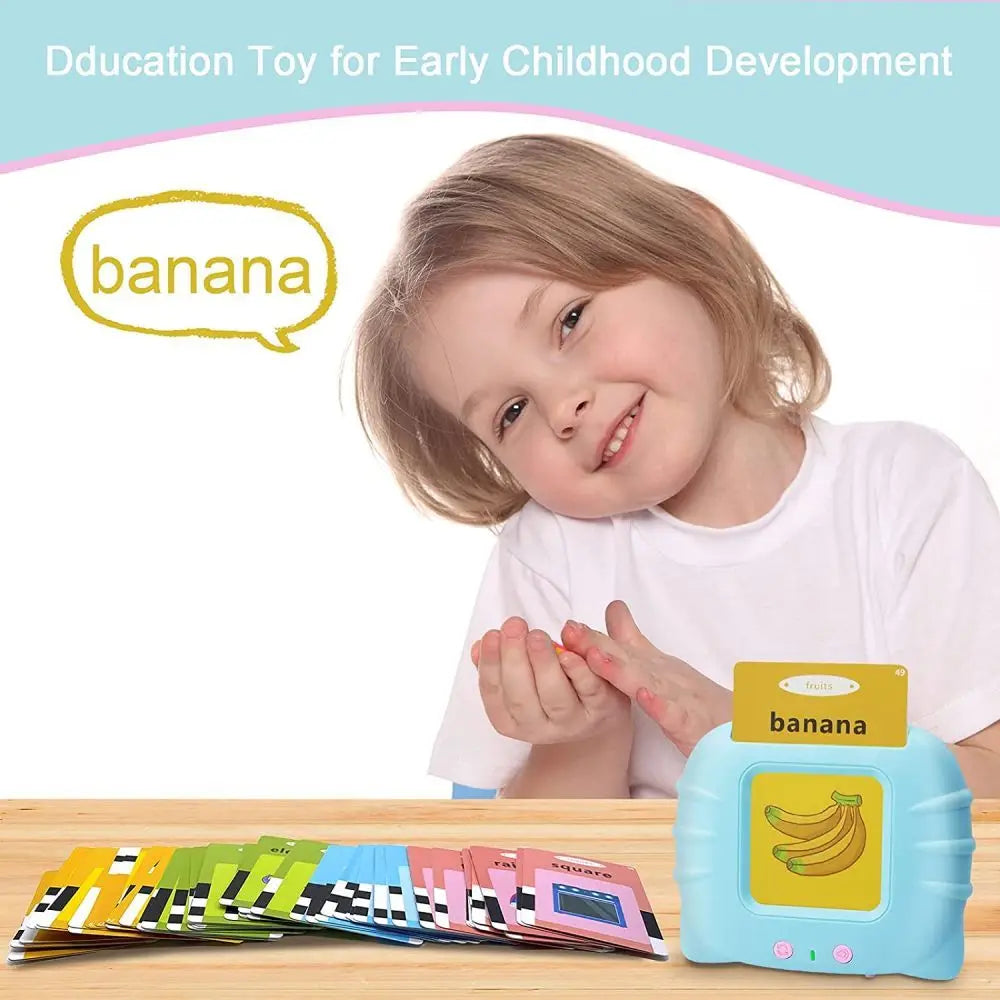 Ein junges Mädchen hält ein Set bunter Bananen-Flashcards zur frühkindlichen Entwicklung.