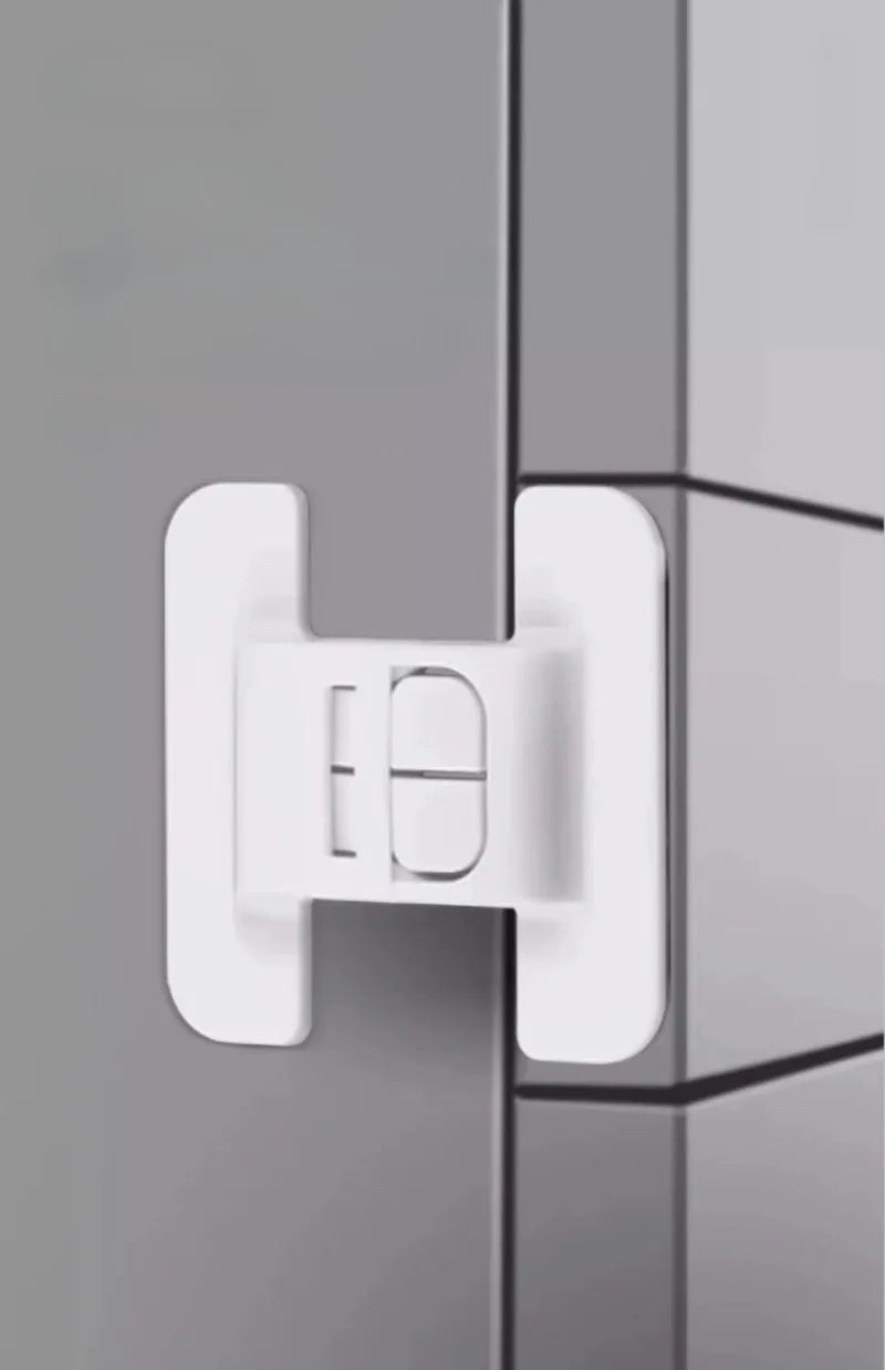Weiße Kindersicherungsrefrigerator-Türverriegelung an einer grauen Schranktür installiert.