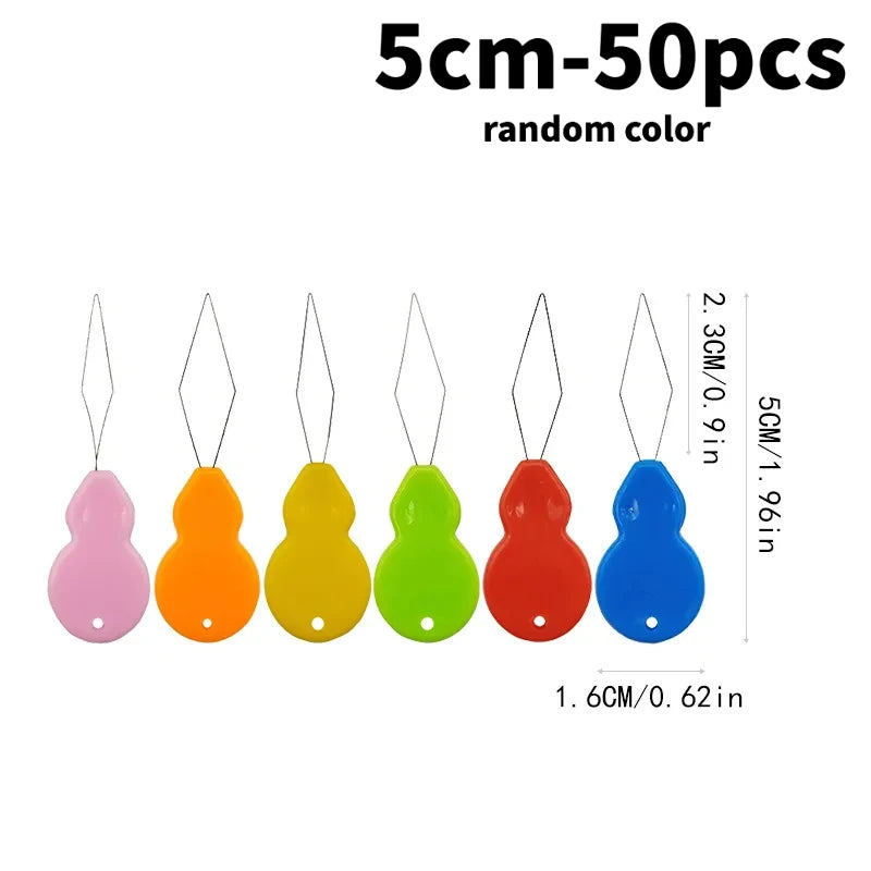 A set of 5 to 50 plastic needles with random colors, measuring 5cm to 50pcs.
