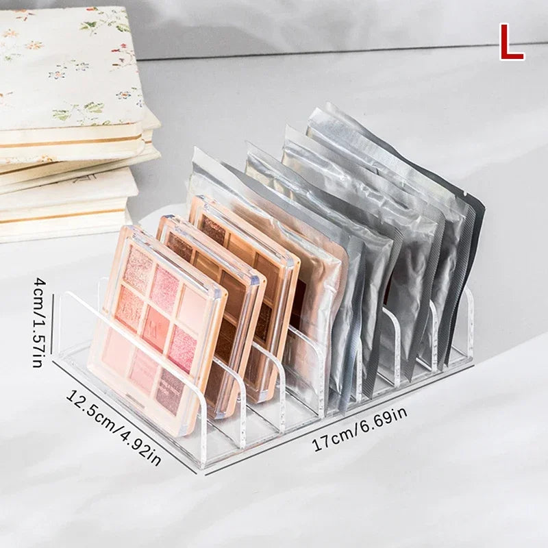 Klarer Plastikorganizer mit mehreren Make-up-Produkten und Kosmetika.