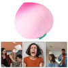 Un grand jouet anti-stress en forme de pêche rose, montré à côté de personnes exprimant des visages.