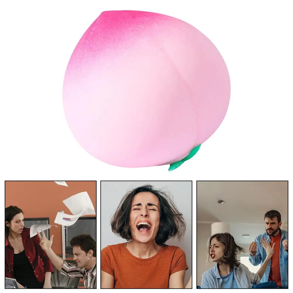 Un grand jouet anti-stress en forme de pêche rose, montré à côté de personnes exprimant des visages.