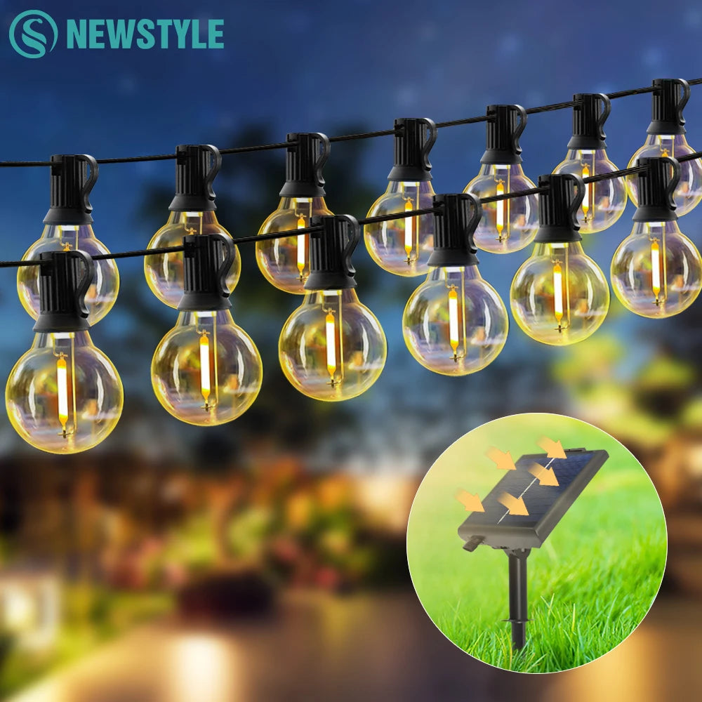 Guirlande lumineuse avec ampoules sphériques G40 à énergie solaire sur fond sombre.