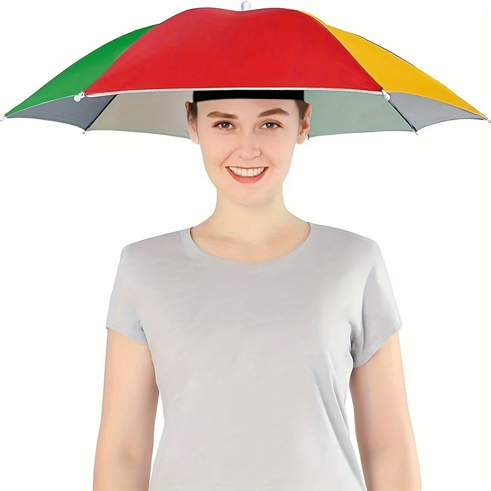 Une femme tient un chapeau parapluie rouge, vert et jaune sur sa tête.
