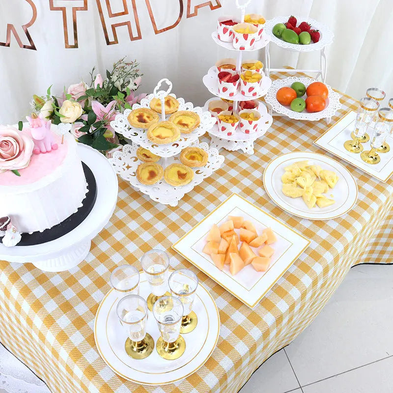 Tischdekoration mit vielseitigem Plastik-Dessertständer gefüllt mit bunten Früchten und Gebäck.