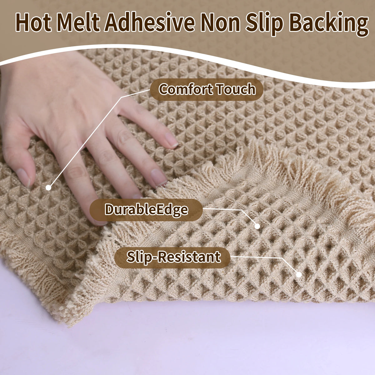 Una mano toca una alfombra de baño de tejido waffle color canela con tacto suave, borde duradero y base antideslizante.