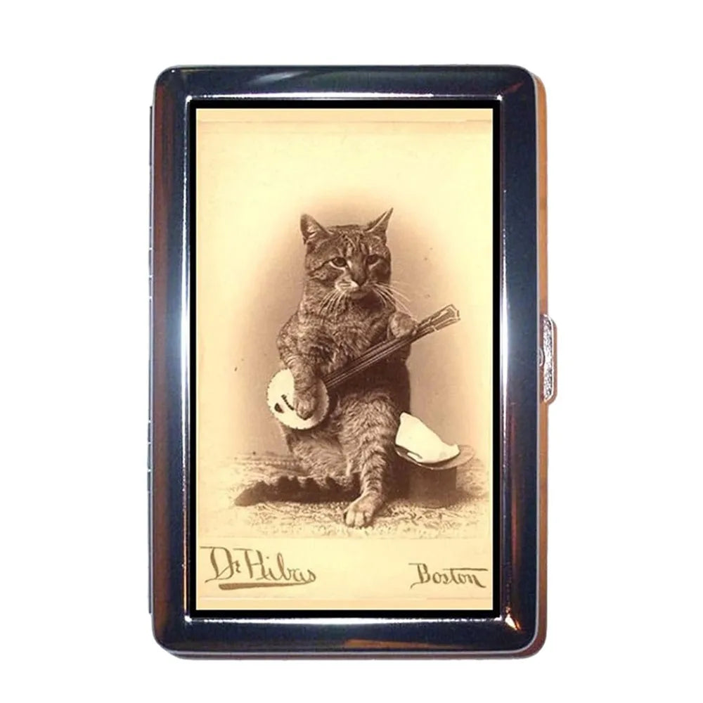 Estuche de tarjeta metálico vintage con ilustración de un gato tocando un instrumento musical.