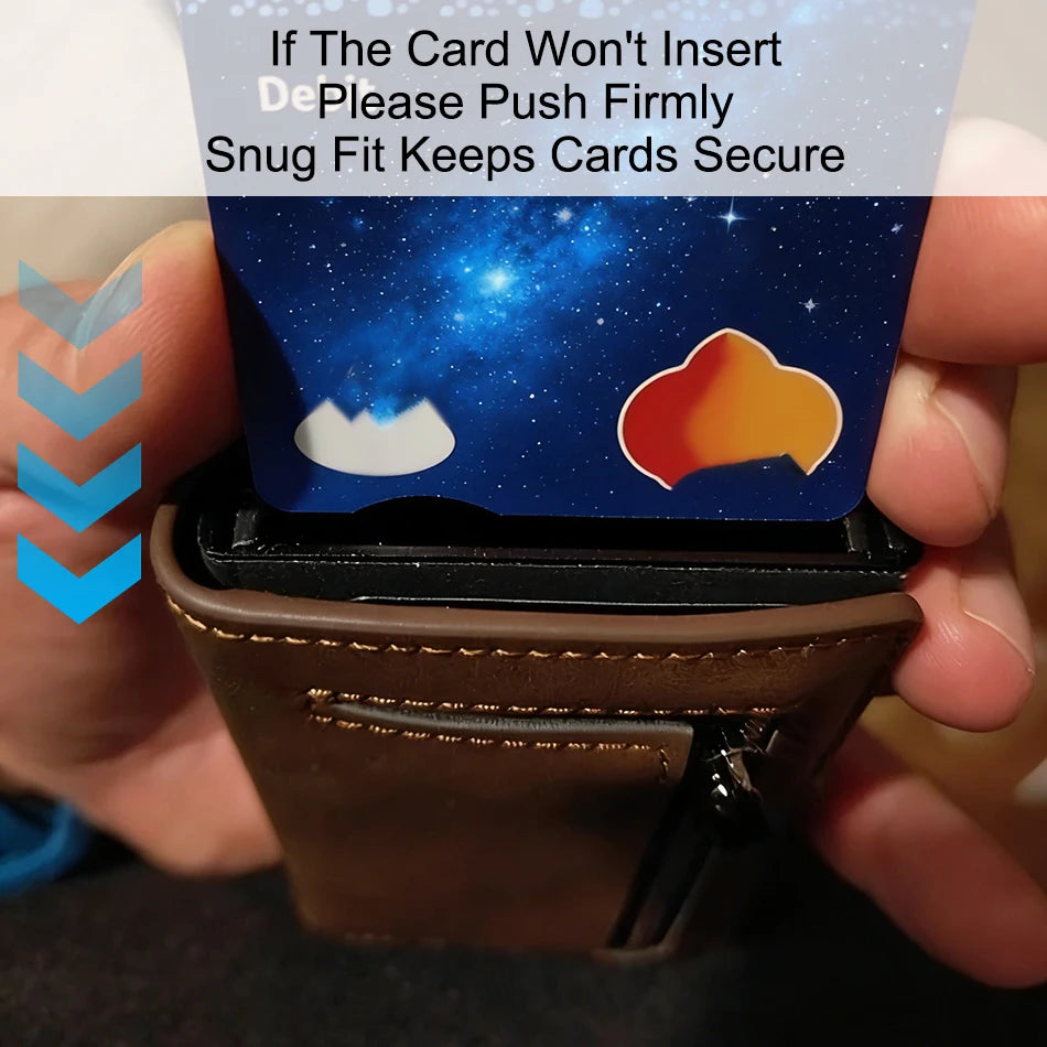 Une main tient un porte-cartes en cuir marron avec un design galaxie bleu et violet, montrant comment insérer les cartes.