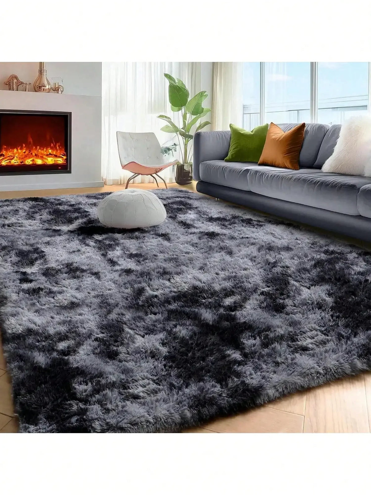 Dunkelgrauer Plüschteppich mit langem Flor in einem modernen Wohnzimmer mit Sofa und Kamin.