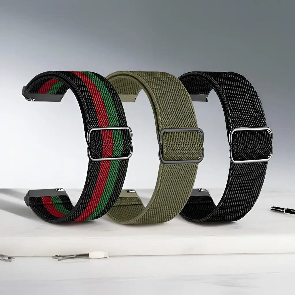 Tres bandas elásticas deportivas de colores, verde, rojo y negro, mostradas sobre una superficie blanca.