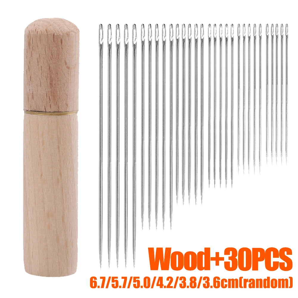 A wooden cylinder containing 30 sewing needles of various sizes, including 6.7/5.7/5.0/4.2/3.8/3.6cm.