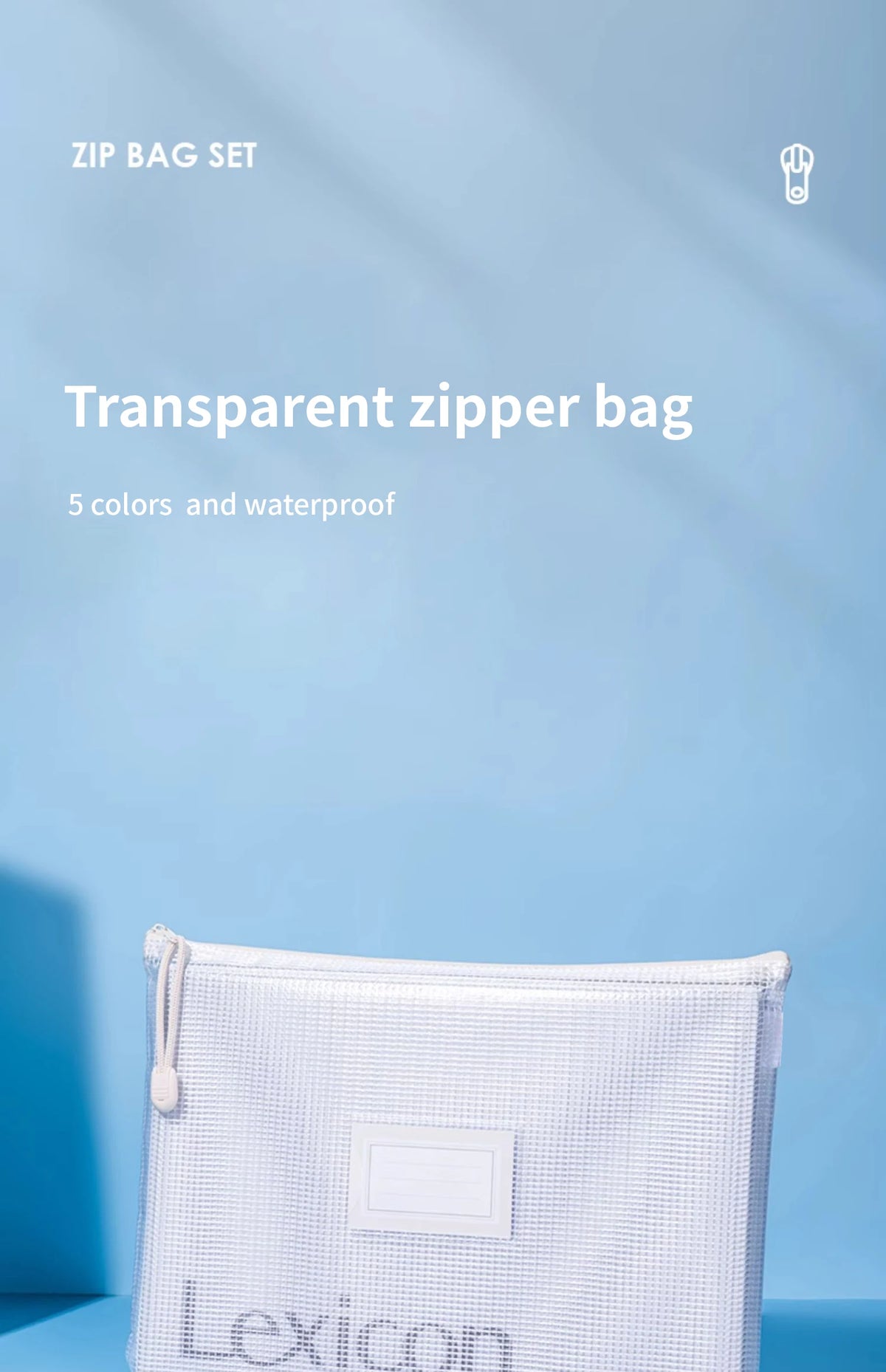 Bolsa transparente con cremallera blanca y etiqueta rectangular sobre fondo azul claro.