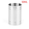 Silberne Edelstahl-Messbecher mit 50ml-Fachangabe auf der Seite.
