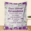 Lila Blumendecke mit 'Alles Gute zur Geburt Oma' und Rosen als Geschenk.