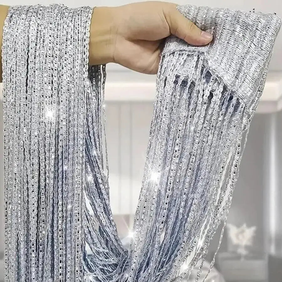 Nahaufnahme eines silbernen Perlen-Girlandenvorhangs, das die Textur und den Fringedetail zeigt.