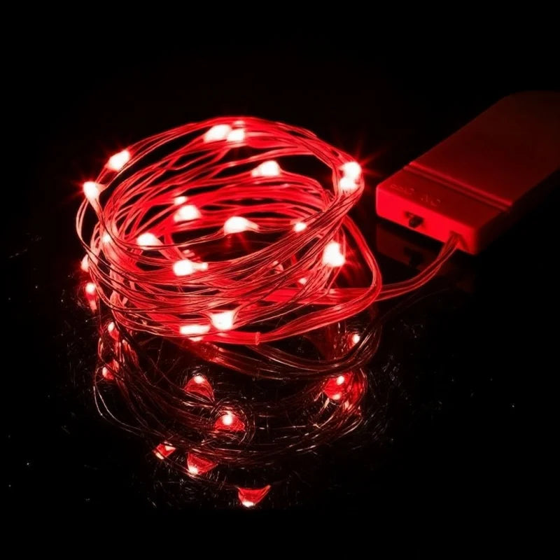 حزمة من أضواء خيطية LED حمراء ساطعة ومقاومة للماء ملفوفة على سطح داكن.