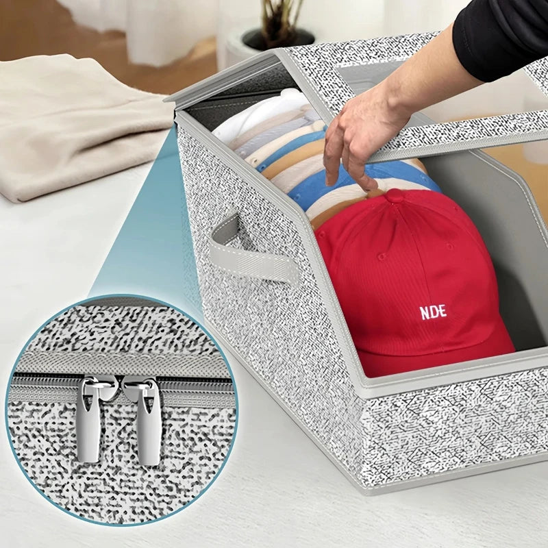Une main place une casquette rouge dans un organiseur de boîte de rangement grise avec fermeture éclair visible en insécation