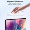 Eine Hand befestigt einen weißen Stift für magnetische Anheftung und Speicherung an ein iPad.