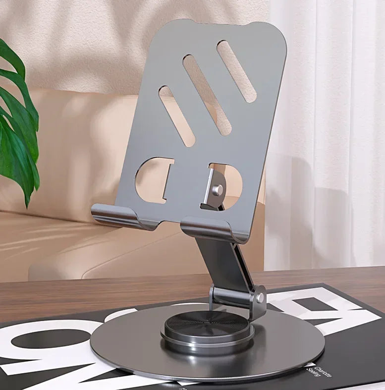 Sujetador de teléfono giratorio plateado de 360° para escritorio con múltiples ranuras y base, sobre una superficie de madera