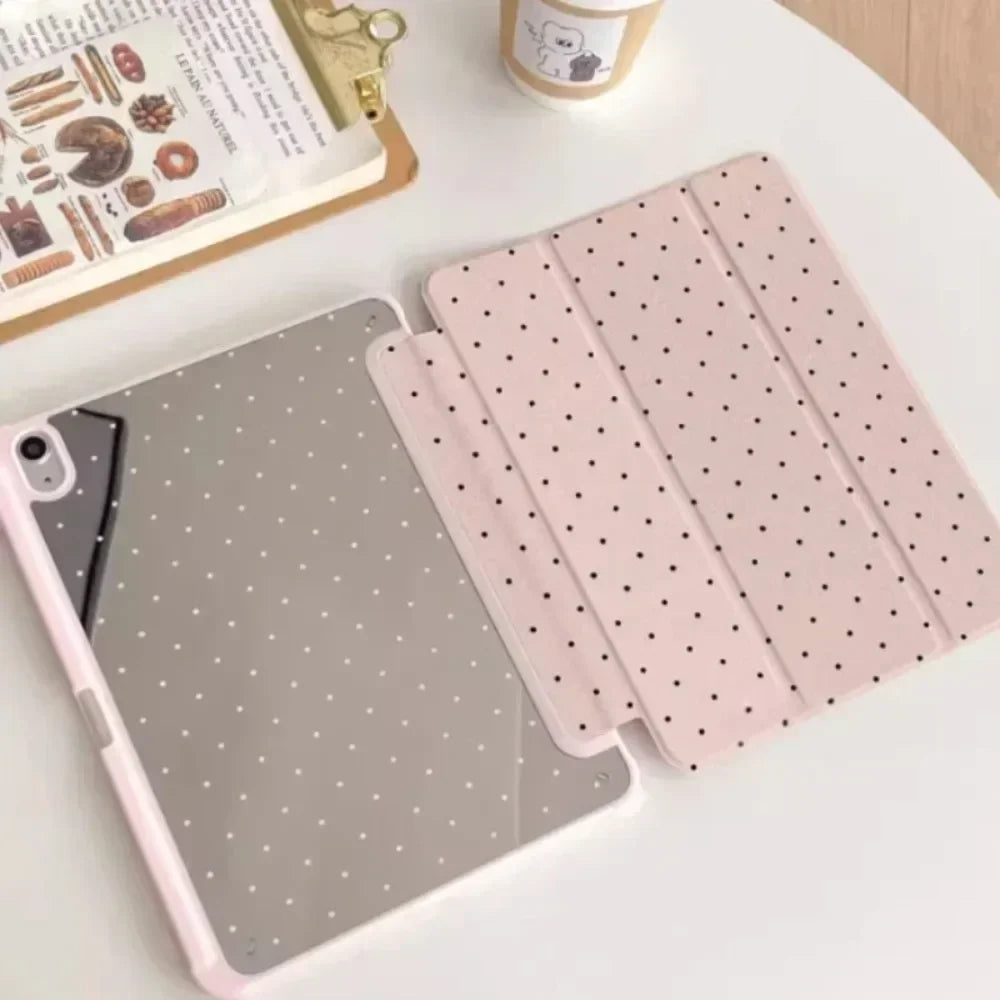 Pinker dekorativer Stift-Slot-Schutz für ein iPad neben einem Tablet und natürlichen Gegenständen