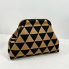 Bolso de mano tejido con patrón geométrico triangular en negro y caqui.