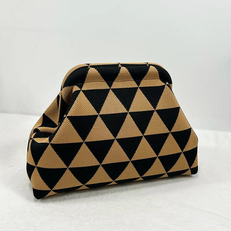 Bolso de mano tejido con patrón geométrico triangular en negro y caqui.