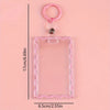 Porta tarjetas de acrílico rosa con anillo de llaves, mostrado contra un fondo rosa claro.