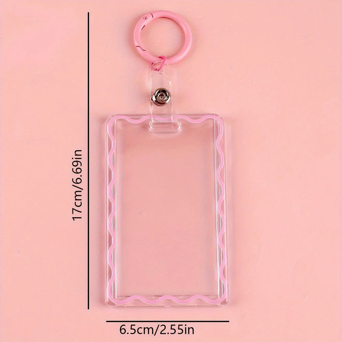 Porta tarjetas de acrílico rosa con anillo de llaves, mostrado contra un fondo rosa claro.