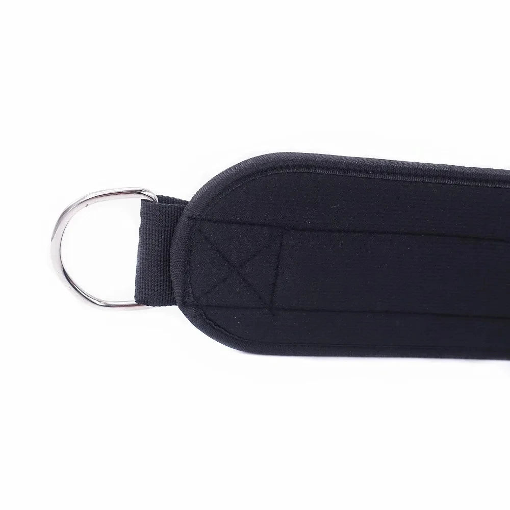 Cinturón de levantamiento con peso de neopreno negro, con cadena metálica para asegurar.