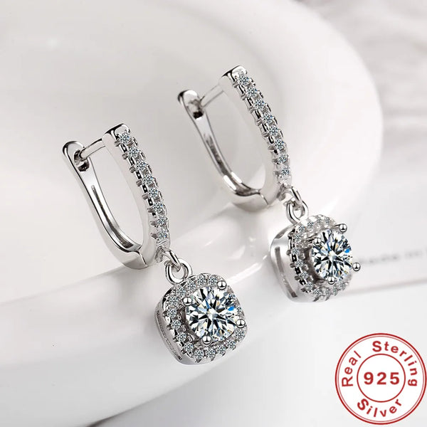 Boucles d'oreilles créoles en argent sterling avec moissanite et accents de diamants.