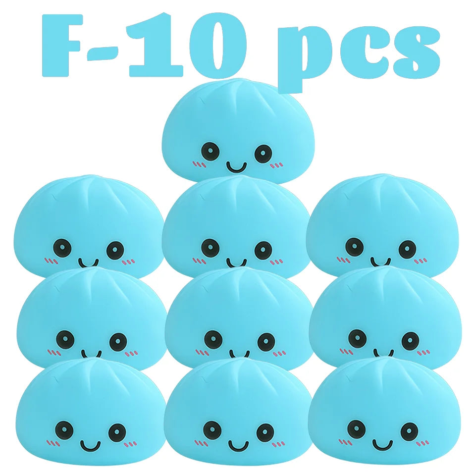 Juguetes blandos azules con forma de dumplings y caras lindas