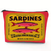 Sachet rouge avec étiquette vintage jaune indiquant Sardines et huile d'olive extra vierge