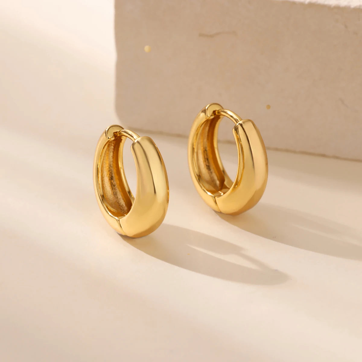 Boucles d'oreilles créoles en zircon cubique ton or