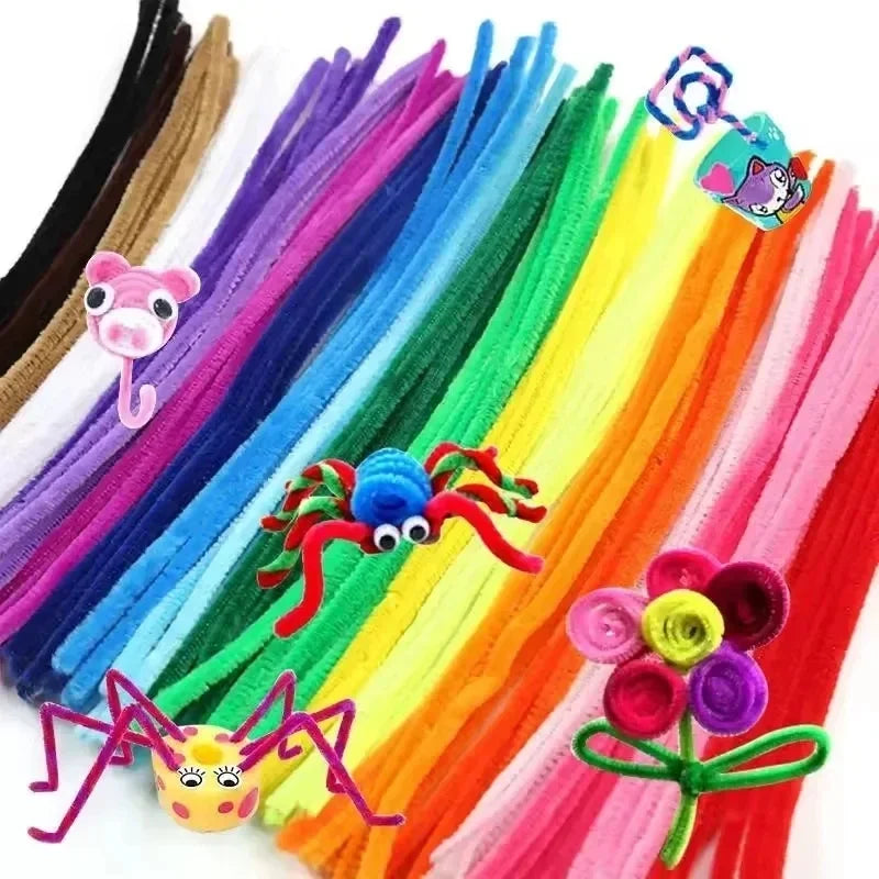 Collection vibrante de cure-dents en fil de chenille colorés à rayures pour les loisirs créatifs des enfants.