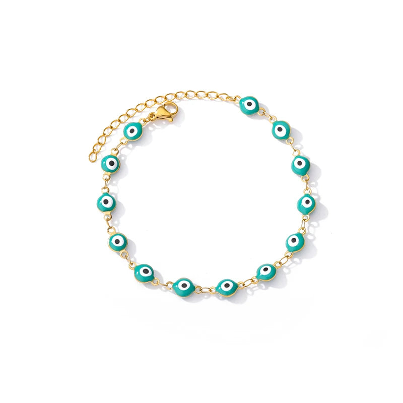 Goldene Kettenschmuckarmband mit kleinen Türkis-Auge-Anhängern.