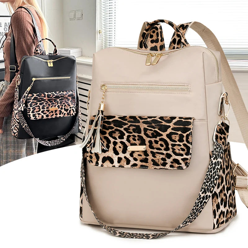 Beige Reise-Rucksack mit Leopardenprint und goldenen Details.