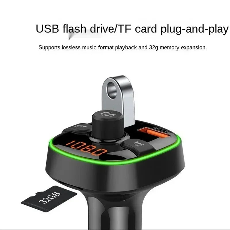 Chargeur Bluetooth FM noir pour voiture avec doubles ports USB et carte mémoire 32 Go visible.