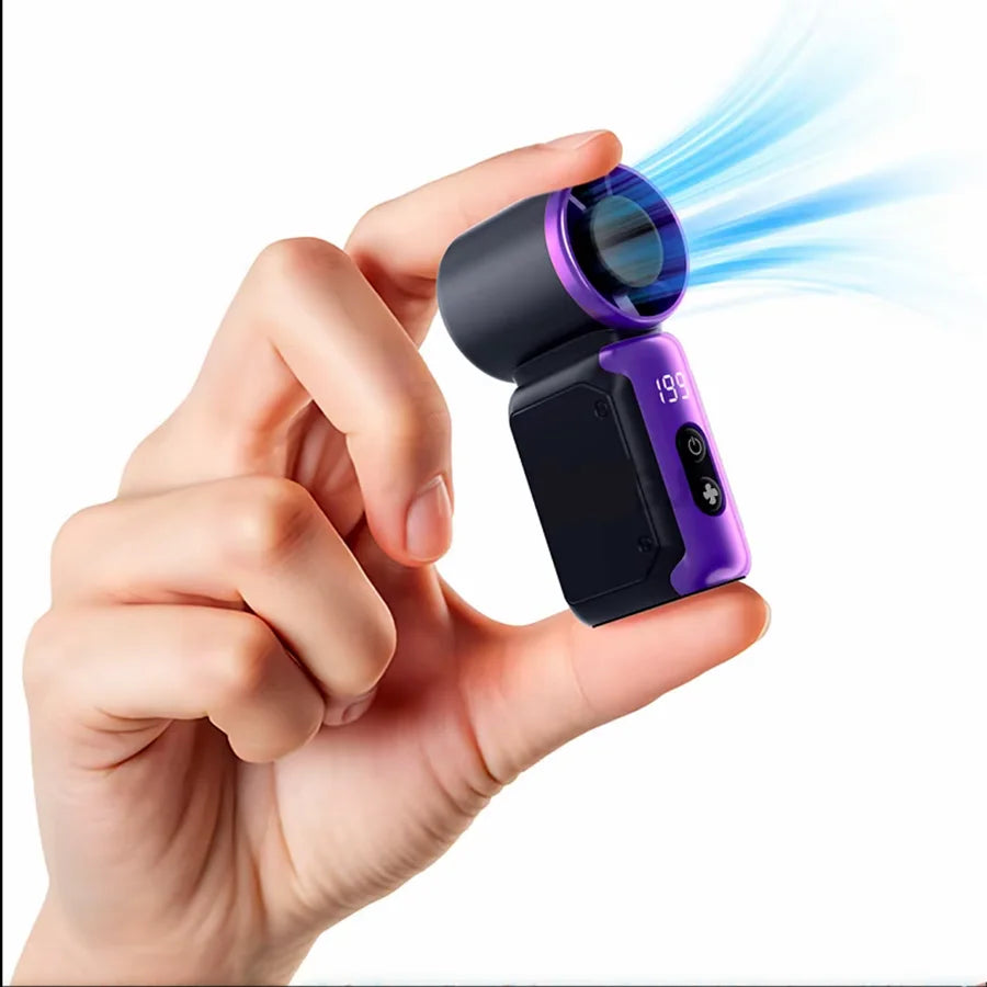 Eine Hand hält einen tragbaren Mini-Turboventilator mit violetter LED-Anzeige, der blauen Luftstrom zeigt.