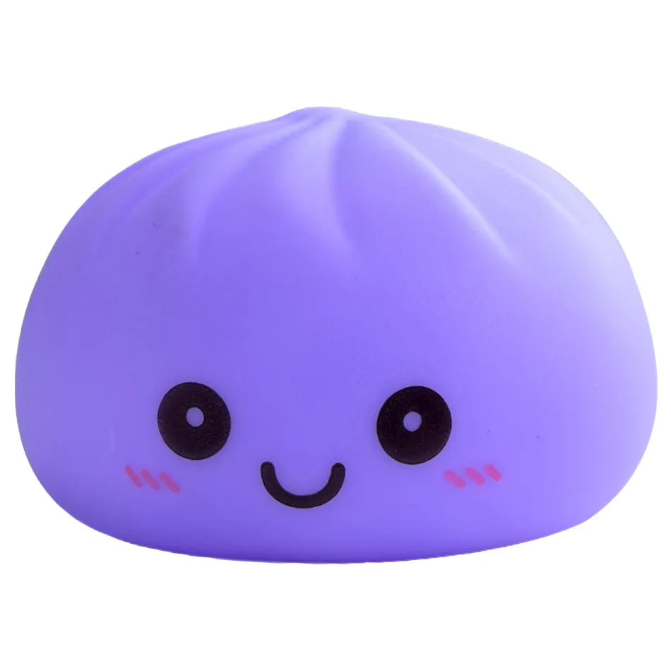 Juguete suave morado brillante con forma de dumpling y ojos negros simples sonriendo.