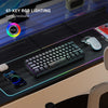 Nahaufnahme einer schwarzen Gaming-Tastatur mit 61-Tasten RGB-Beleuchtung und einer Maus auf einer dunklen Oberfläche.