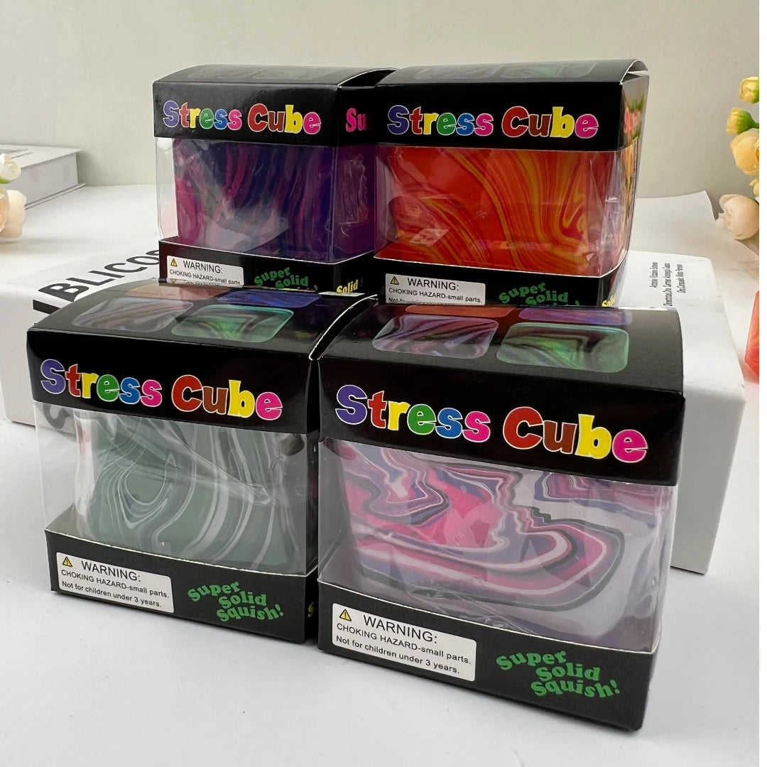 Trois boîtes de cubes sensoriels en gel anti-stress de différentes couleurs et emballages.