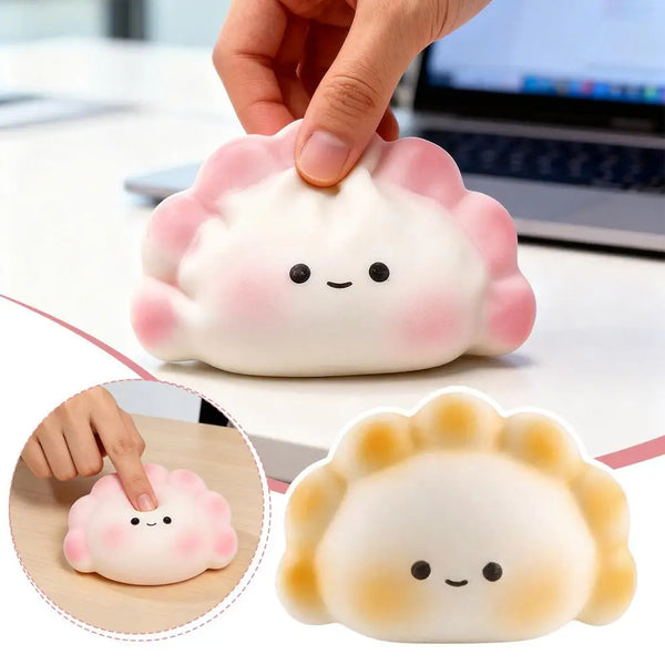 Un jouet anti-stress en forme de dumpling rose et jaune à montée lente tenu par une main.